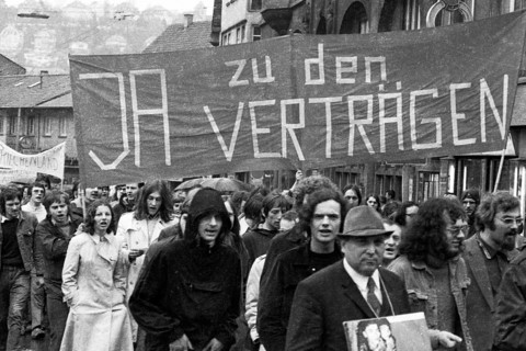 The peace movement's 1972 spring campaign addressed the public primarily with the demand for ratification of the Eastern treaties on 1. 4. 1972