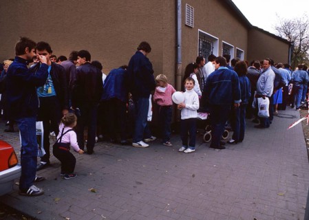 Gymnasium were also used. Immigrants and foreign refugees in North Rhine-Westphalia on 28. 10. 1988 in Unna-Massen. Since the sleeping accommodations were not sufficient