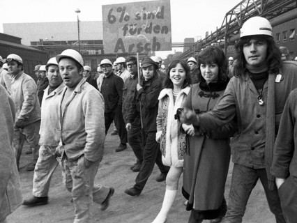 About 4000 steelworkers of Hoesch AG Westfalenhuette demonstrated on 14 January 1972