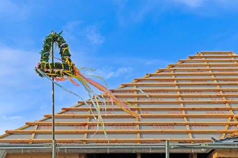 Topping-out wreath at a topping-out ceremony for a single-family house
