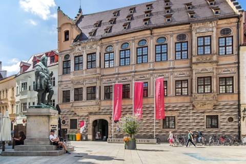 Fuggerplatz with Fugger Monument and Welser House