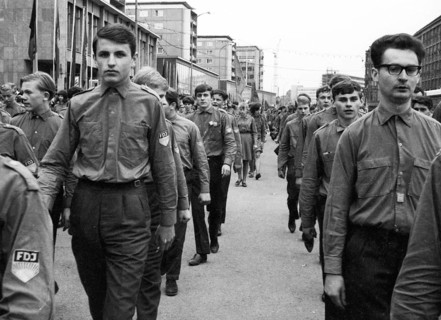 The picture was taken between 1965 and 1971 and shows a photographic impression of everyday life in this period of the GDR. Karl-Marx-Stadt