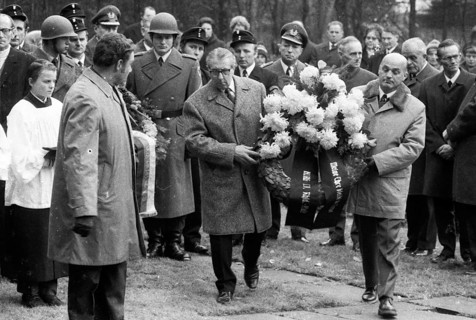 A meeting of the traditional associations of the Waffen- SS to honour their dead of the 6th SS Division North on 14. 11. 1971 in Hunrueck was accompanied by the Bundeswehr with officers and a squad of...