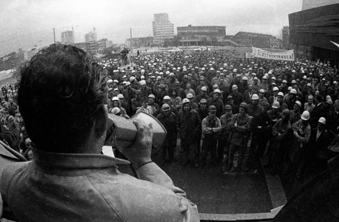 The detente policy of Willy Brandt and his SPD-FDP coalition was controversial. Spontaneously
