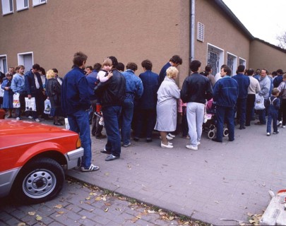 Gymnasium were also used. Immigrants and foreign refugees in North Rhine-Westphalia on 28. 10. 1988 in Unna-Massen. Since the sleeping accommodations were not sufficient