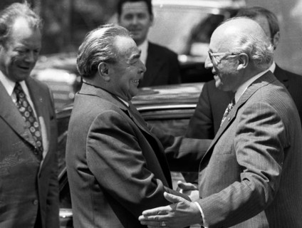 The visit of the Soviet Head of State and Party Leonid Brezhnev to Bonn from 18-22 May 1973 was a step towards easing tensions in East-West relations by Willy Brandt. Leonid Brezhnev at Gymnich Castle...