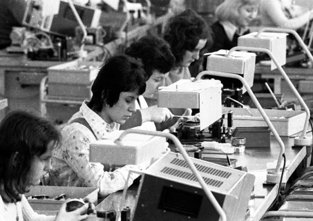 Women's workplaces at Siemens on 22. 11. 1973 during the production of telephone sets in Bocholt