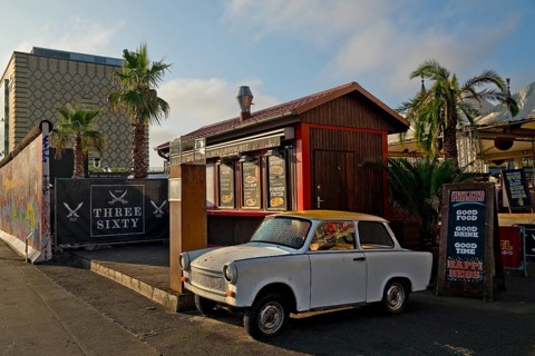 Trabi at a snack bar with palm trees at the egg cooling house