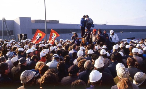 Du-Rheinhausen. Steelworkers of the Krupp steelworks fight for their jobs in 1987 and occupied the Rhine bridge