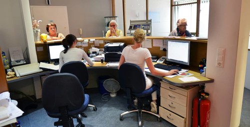 This internist in the centre of a larger city works mainly as a family doctor. The photo shows: The work of the team of medical assistants in the reception