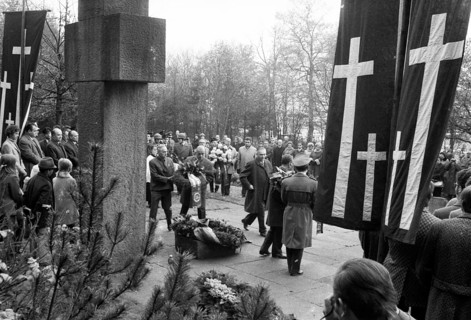 A meeting of the traditional associations of the Waffen- SS to honour their dead of the 6th SS Division North on 14. 11. 1971 in Hunrueck was accompanied by the Bundeswehr with officers and a squad of...