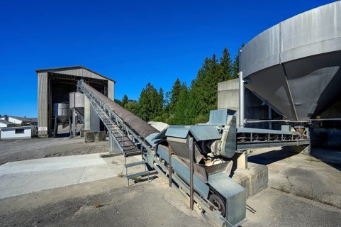 Steel silos and conveyor belt