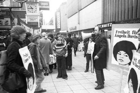 Collection of signatures and protest for the release of US-saenger Angela Davis on 22. 1. 1972 on the Dortmunder Westenhellweg