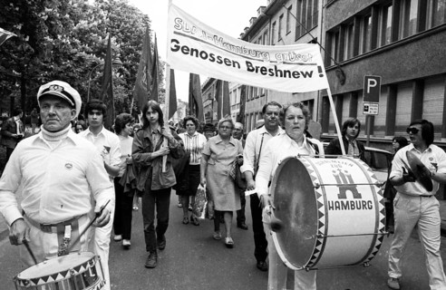 The visit of the Soviet head of state and party Leonid Brezhnev to Bonn from 18-22 May 1973 was a step towards easing tensions in the East-West relationship by Willy Brandt. Demo of friends and oppone...
