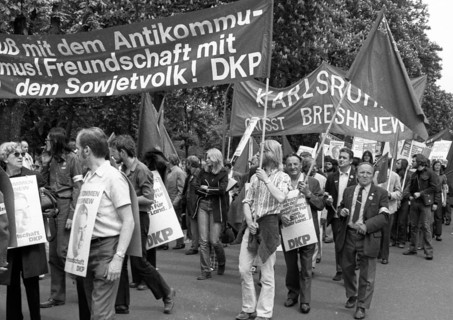 The visit of the Soviet head of state and party Leonid Brezhnev to Bonn from 18-22 May 1973 was a step towards easing tensions in the East-West relationship by Willy Brandt. Demo of friends and oppone...