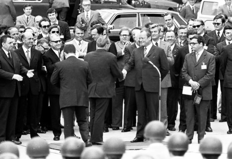 The visit of CPSU party leader Leonid Brezhnev to the Federal Republic of Germany - here in Cologne-Bonn on 22 May 1973 - is concluded with full military honours by Federal Chancellor Willy Brandt. Wi...