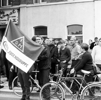 The shooting of Cologne sailors Max Reichspietsch and Albin Koebes on 5 September 1917 in Cologne-Wahn for mutiny prompted youth associations to protest and lay a wreath in commemoration after 50 year...