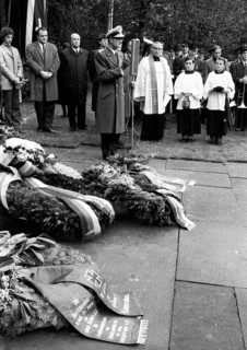 A meeting of the traditional associations of the Waffen- SS to honour their dead of the 6th SS Division North on 14. 11. 1971 in Hunrueck was accompanied by the Bundeswehr with officers and a squad of...