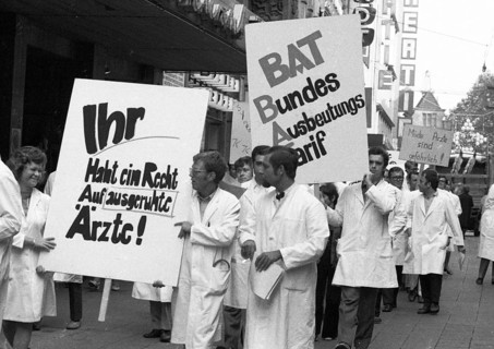 Hospital doctors demonstrated in Dortmund for higher salaries and against time overload in the service on 23 September 1971