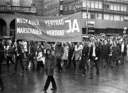 The peace movement's 1972 spring campaign addressed the public primarily with the demand for ratification of the Eastern treaties on 1. 4. 1972