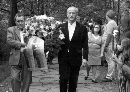 Left and peace movement committed flowers for Stukenbrock at the graves of Soviet war victims of the Nazi regime as a sign of reconciliation here on 4. 9. 1971 in Stukenbrock near Bielefeld