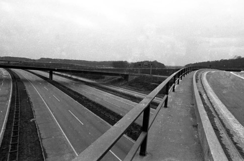 The 2nd carless Sunday on 1. 12. 1973 in the Ruhr area. At the Kamen intersection near Duisburg