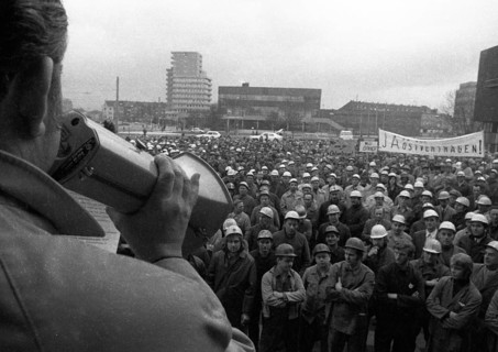 The detente policy of Willy Brandt and his SPD-FDP coalition was controversial. Spontaneously