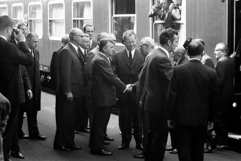 The second meeting of Federal Chancellor Willy Brandt with GDR MP Willi Stoph on 21 May 1971 in Kassel was accompanied by a large number of statements for and against the Brandt government's policy of...