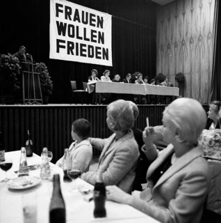 Negative highlights in the Ruhr area in the years 1965 to 1971. Positive: Assembly of the West German Women's Peace Movement