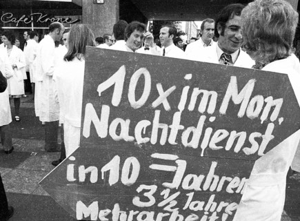 Hospital doctors demonstrated in Dortmund for higher salaries and against time overload in the service on 23 September 1971