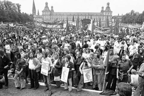 The visit of the Soviet head of state and party Leonid Brezhnev to Bonn from 18-22 May 1973 was a step towards easing tensions in the East-West relationship by Willy Brandt. Demo of friends and oppone...