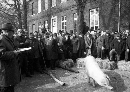 The auction of a farm on 2. 3. 1972 in the Muensterland in Ascheberg with all inventory and livestock