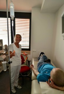 This internist in the centre of a larger city works mainly as a family doctor. The photo shows: A doctor's assistant putting in an infusion