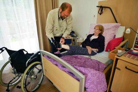 The Mother Theresa Hospice offers its guests a dignified home in a new friendly ambience for patients in their last stage of life. The intensive care of the palliative physician does the rest