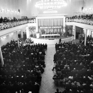 The Congress Emergency of Democracy was a first significant manifestation of trade unions and other democratic forces against the emergency laws on 30. 10. 1966 at the Roemer in Frankfurt/M
