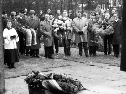 A meeting of the traditional associations of the Waffen- SS to honour their dead of the 6th SS Division North on 14. 11. 1971 in Hunrueck was accompanied by the Bundeswehr with officers and a squad of...
