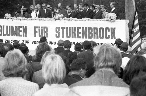 Left and peace movement committed flowers for Stukenbrock at the graves of Soviet war victims of the Nazi regime as a sign of reconciliation here on 4. 9. 1971 in Stukenbrock near Bielefeld