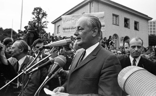 The second meeting of Federal Chancellor Willy Brandt with GDR MP Willi Stoph on 21 May 1971 in Kassel was accompanied by a large number of statements for and against the Brandt government's policy of...