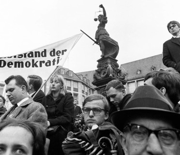 The Congress Emergency of Democracy was a first significant manifestation of trade unions and other democratic forces against the emergency laws on 30. 10. 1966 at the Roemer in Frankfurt/M