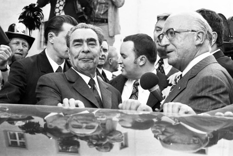 The visit of the Soviet Head of State and Party Leonid Brezhnev to Bonn from 18-22 May 1973 was a step towards easing tensions in East-West relations by Willy Brandt. Leonid Brezhnev at Gymnich Castle...