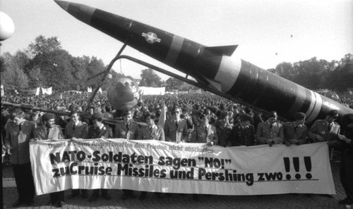 Bonn : The year 1983 was marked by the fear of a nuclear war caused by the rearmament and by the fear of social decline caused by the loss of a job