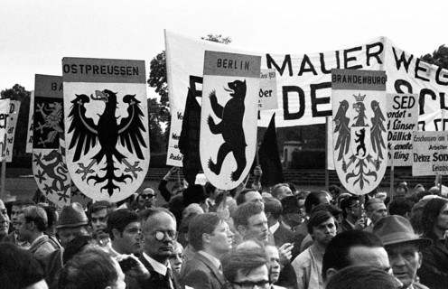 The second meeting of Federal Chancellor Willy Brandt with GDR MP Willi Stoph on 21 May 1971 in Kassel was accompanied by a large number of statements for and against the Brandt government's policy of...