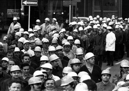 About 4000 steelworkers of Hoesch AG Westfalenhuette demonstrated on 14 January 1972