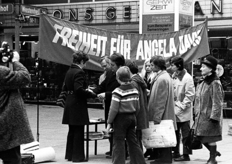 Collection of signatures and protest for the release of US-saenger Angela Davis on 22. 1. 1972 on the Dortmunder Westenhellweg