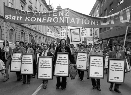 The visit of the Soviet head of state and party Leonid Brezhnev to Bonn from 18-22 May 1973 was a step towards easing tensions in the East-West relationship by Willy Brandt. Demo of friends and oppone...