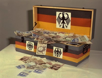 Dortmund. Symbolic picture Money. State budget A lot of money in DM. 1990