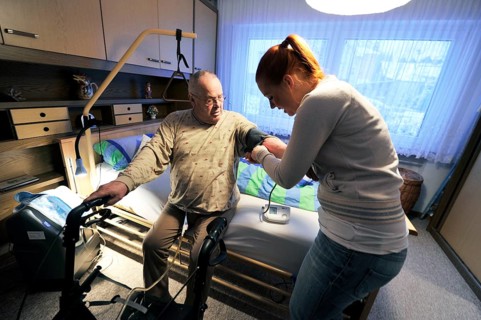 The home visit of the doctor's assistant is no longer a rarity. The family doctor likes to send his assistant on house calls