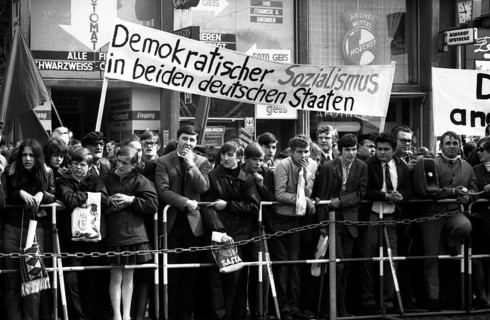 The 2nd meeting of Chancellor Willy Brandt with GDR MP Willi Stoph on 21 May 1971 in Kassel was accompanied by a large number of statements for and against the Brandt government's policy of detente