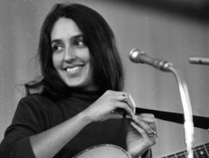 The presence and performance of US singer Joan Baez