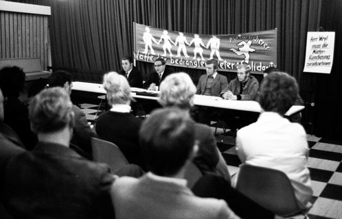 This meeting of affected tenants took a stand against usury in Duesseldorf